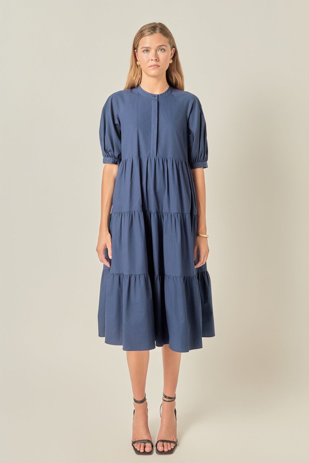 Midi-Kleid mit kurzen Puffärmeln und gesmokter Taille