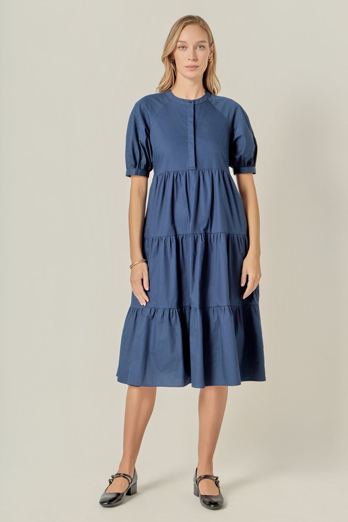 Midi-Kleid mit kurzen Puffärmeln und gesmokter Taille