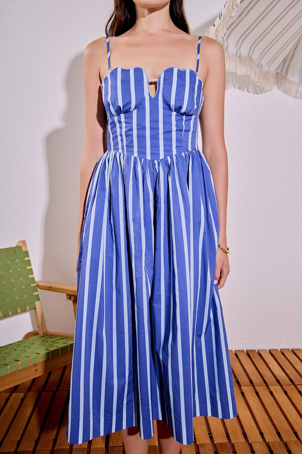 Gestreiftes Popeline-Midi-Kleid mit gesmoktem Rückenteil und Perlen-Bustier-Kontur