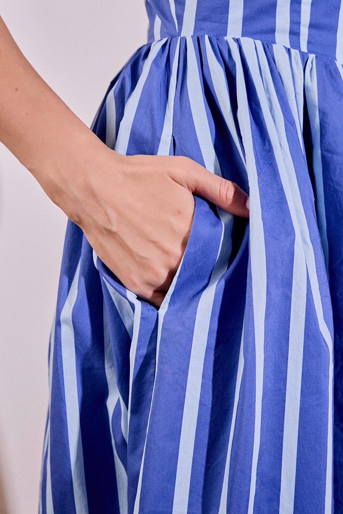 Gestreiftes Popeline-Midi-Kleid mit gesmoktem Rückenteil und Perlen-Bustier-Kontur