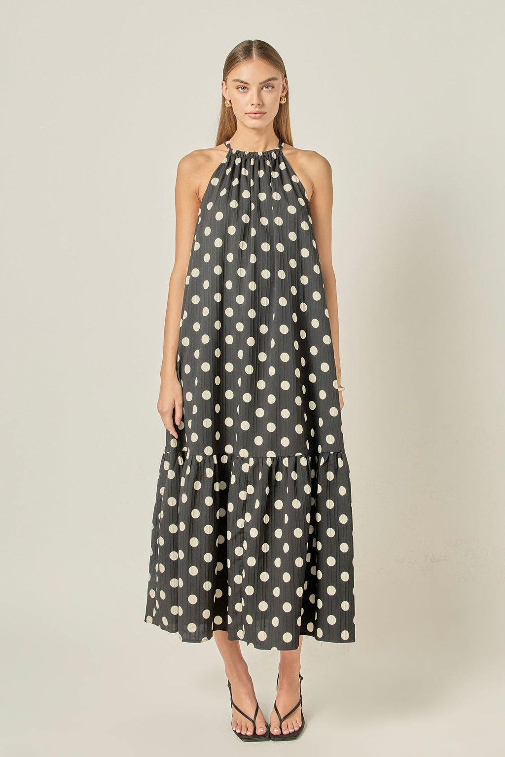 Gepunktetes Neckholder-Maxikleid mit gestuftem Saum und ärmellos