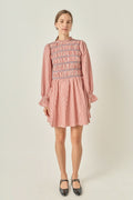 Gingham Minikleid mit Smok-Stickerei, Puffärmeln und Rüschensaum