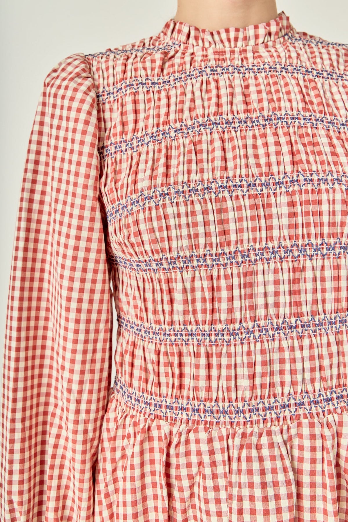 Gingham Minikleid mit Smok-Stickerei, Puffärmeln und Rüschensaum