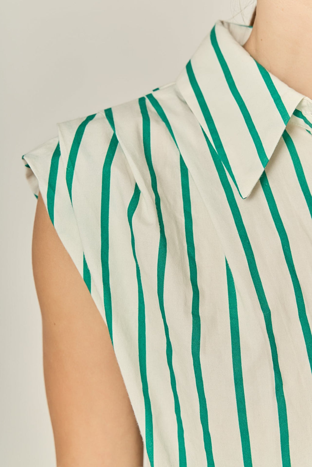 Ärmelloses Mini-Kleid mit Smaragdgrünem Streifen, Falten an den Schultern und Kragen