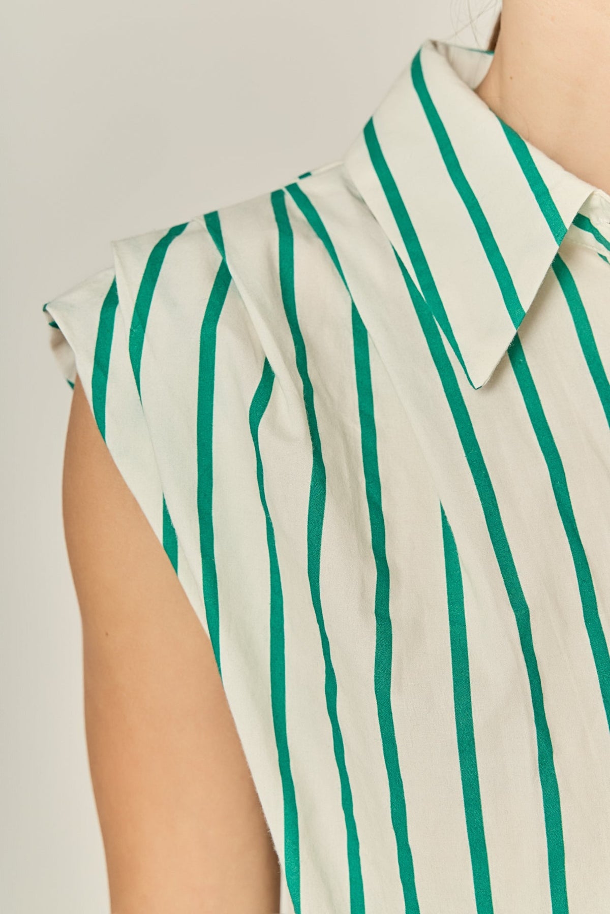 Ärmelloses Mini-Kleid mit Smaragdgrünem Streifen, Falten an den Schultern und Kragen