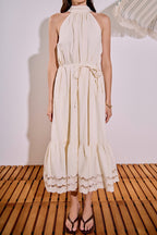 Neckholder Kleid mit Bindegürtel und besticktem Saum