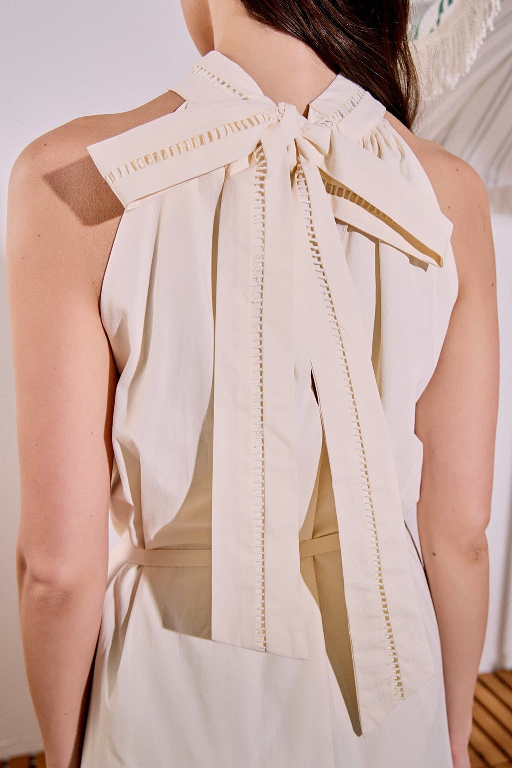 Neckholder Kleid mit Bindegürtel und besticktem Saum
