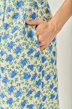 Geblümtes Midikleid mit Empire-Brustpartie, Falten und Wellenkante