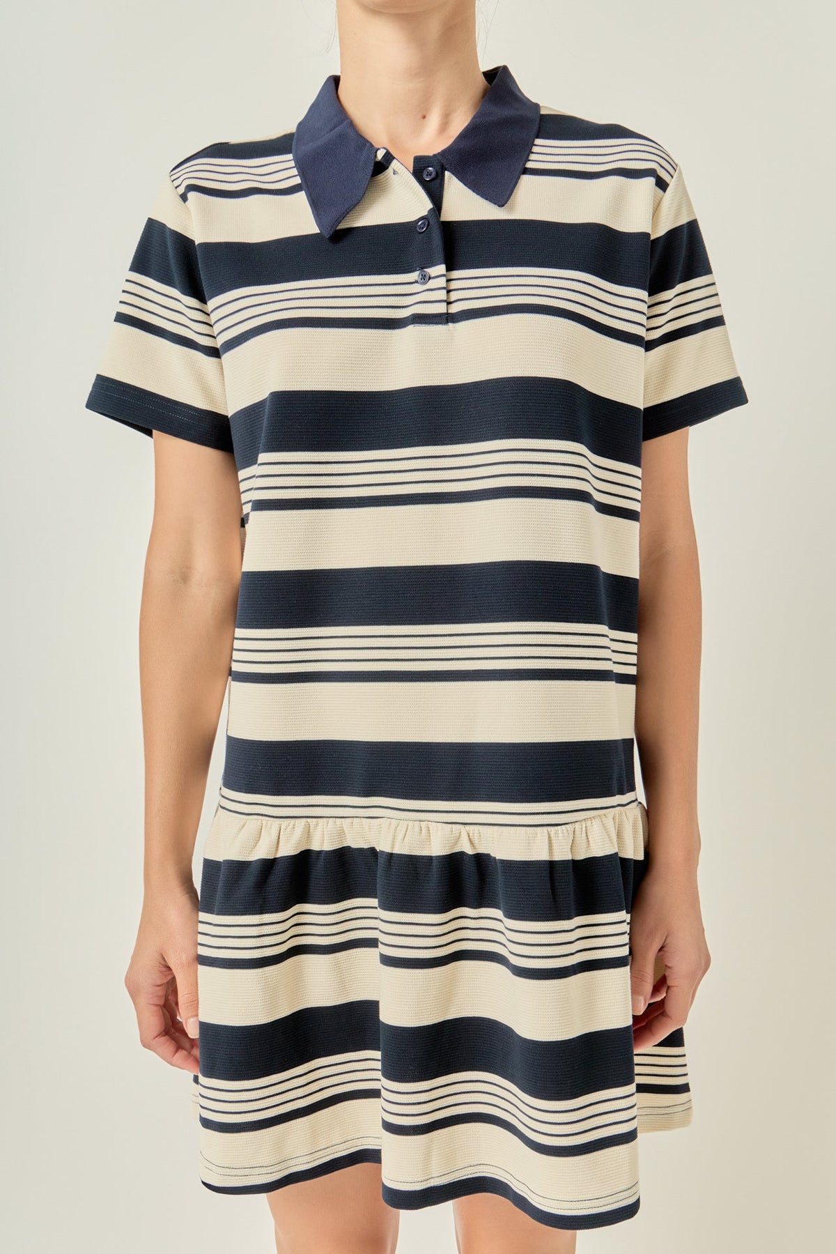 Gestreiftes Strick-Minikleid mit Polokragen und Schößchensaum