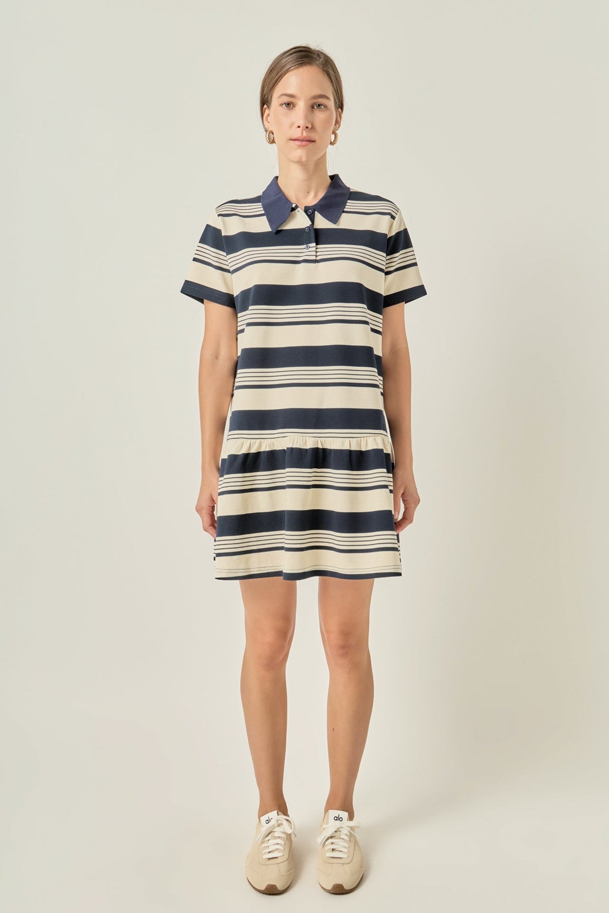 Gestreiftes Strick-Minikleid mit Polokragen und Schößchensaum