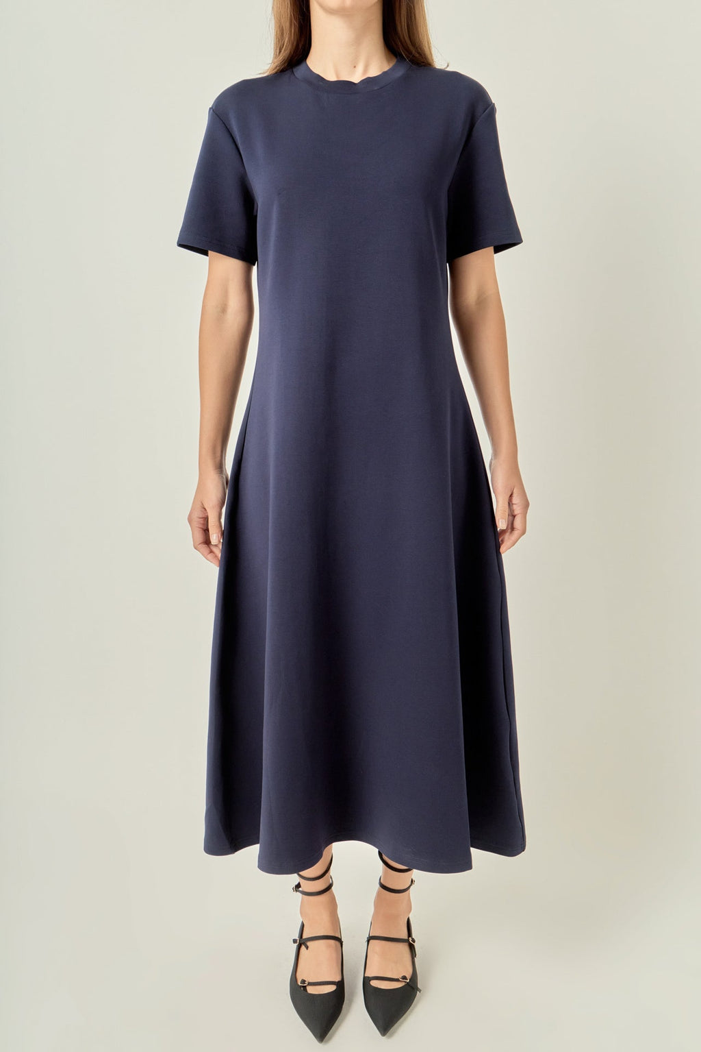 Rundhals-Midikleid aus Stretch-Strick mit ausgestelltem Rock und kurzen Ärmeln