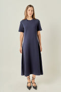Rundhals-Midikleid aus Stretch-Strick mit ausgestelltem Rock und kurzen Ärmeln