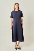 Rundhals-Midikleid aus Stretch-Strick mit ausgestelltem Rock und kurzen Ärmeln