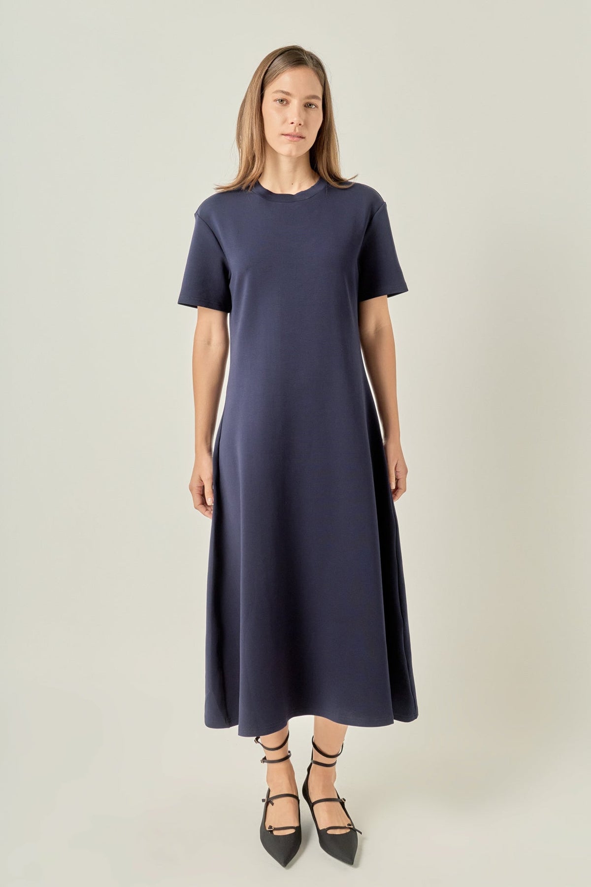 Rundhals-Midikleid aus Stretch-Strick mit ausgestelltem Rock und kurzen Ärmeln