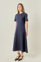 Rundhals-Midikleid aus Stretch-Strick mit ausgestelltem Rock und kurzen Ärmeln