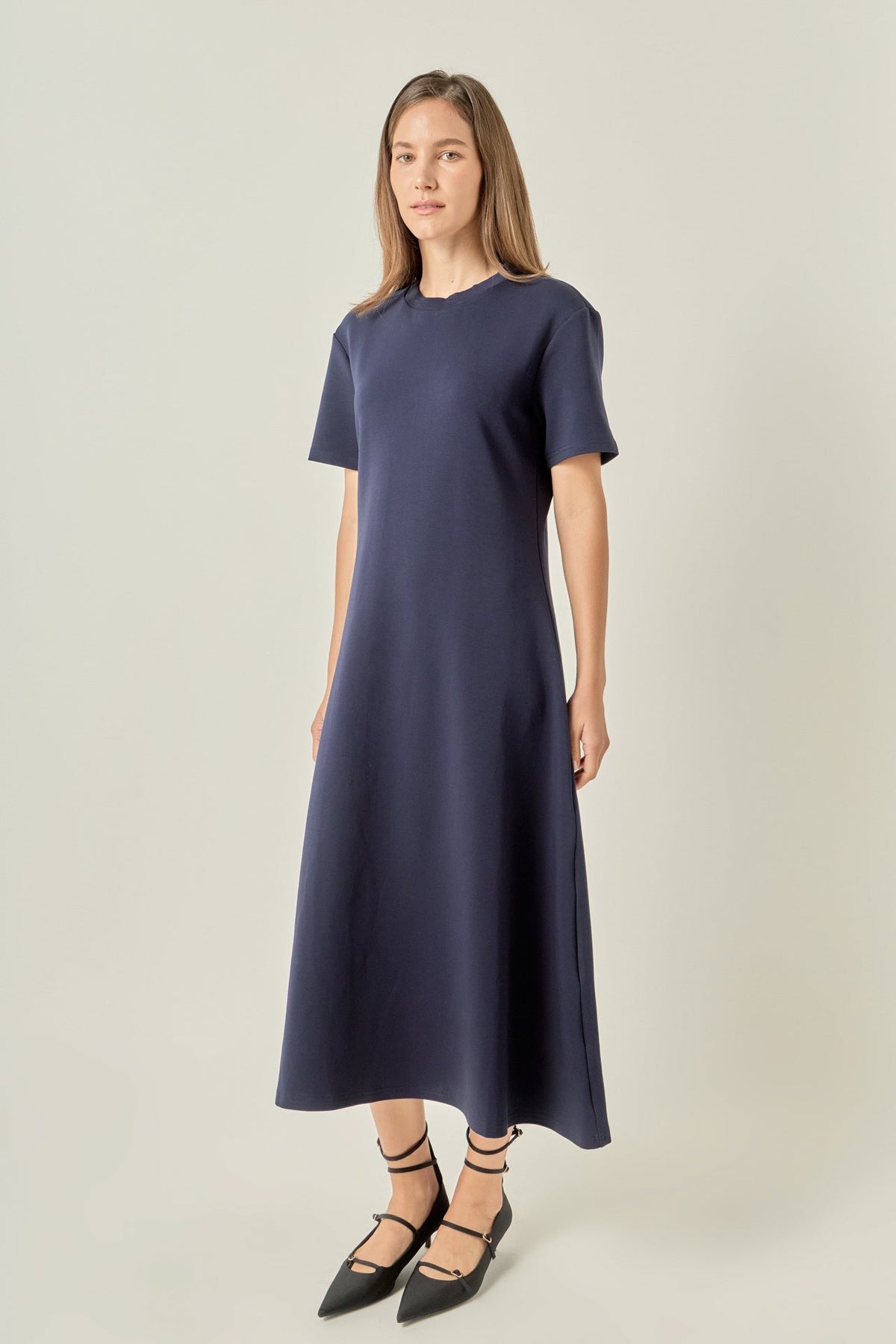 Rundhals-Midikleid aus Stretch-Strick mit ausgestelltem Rock und kurzen Ärmeln