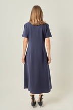 Rundhals-Midikleid aus Stretch-Strick mit ausgestelltem Rock und kurzen Ärmeln