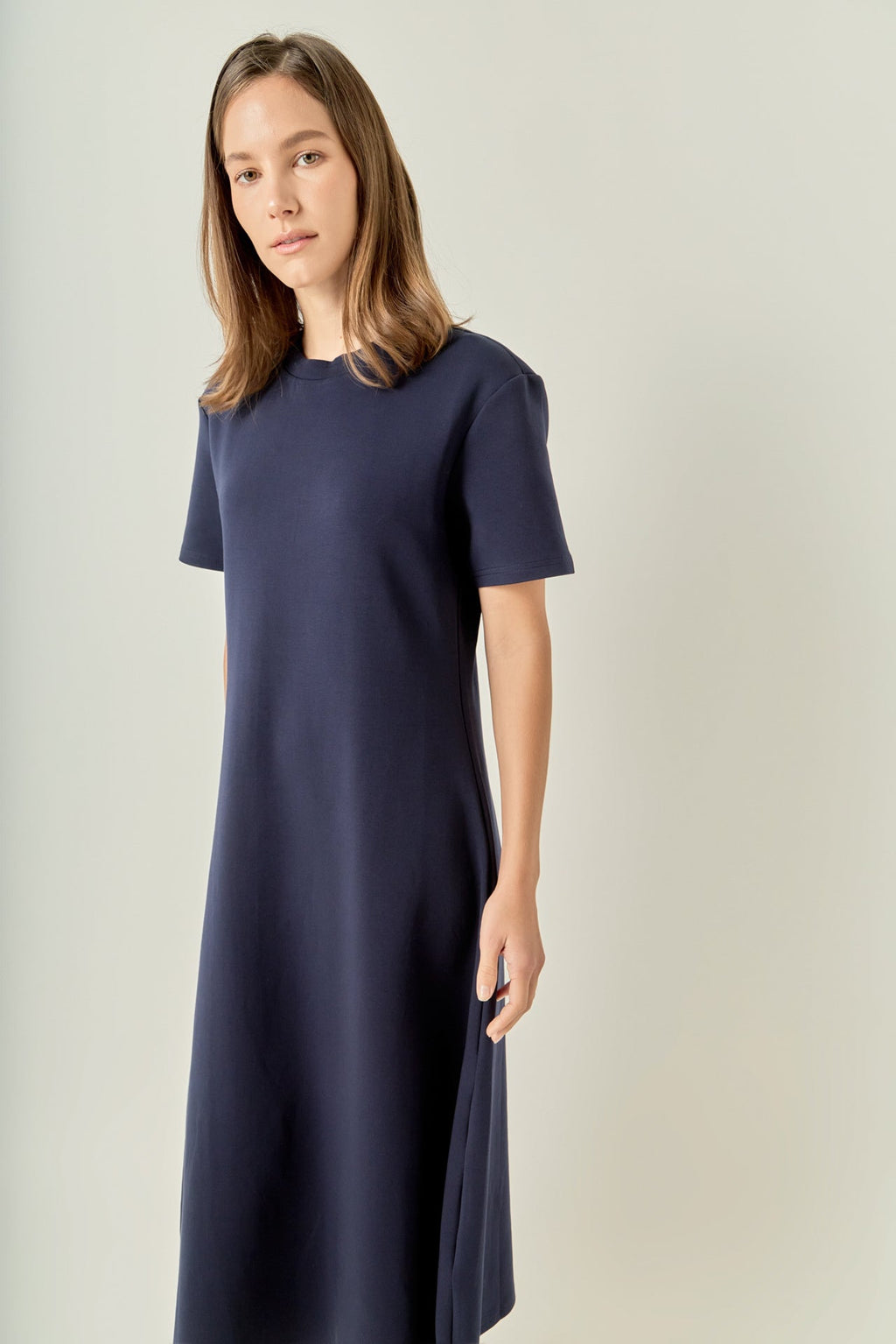Rundhals-Midikleid aus Stretch-Strick mit ausgestelltem Rock und kurzen Ärmeln