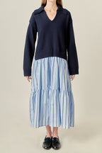 Gestricktes Pullover-Oberteil gestreiftes gestuftes Popeline-Midi-Kleid mit Kragen