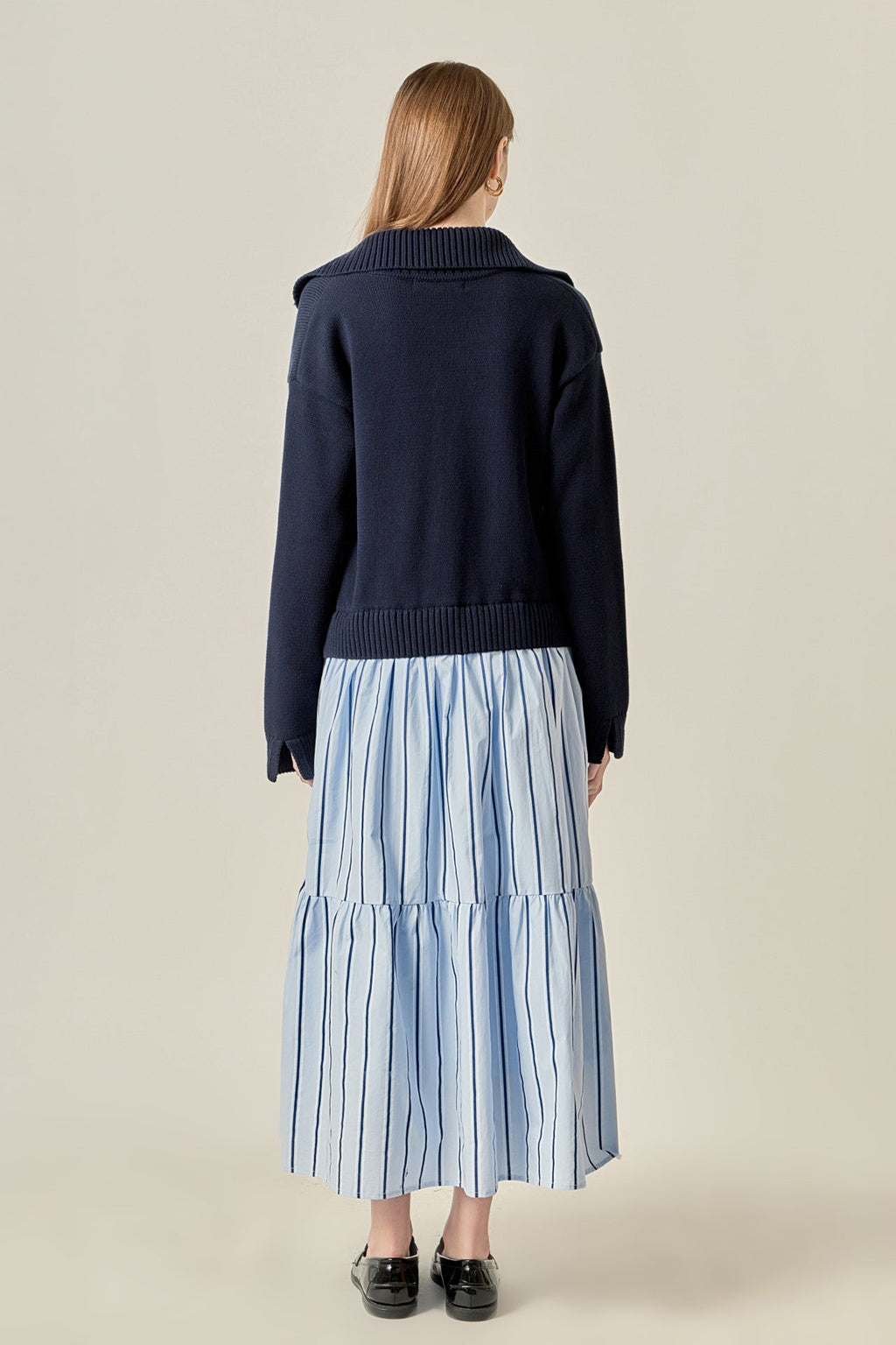 Gestricktes Pullover-Oberteil gestreiftes gestuftes Popeline-Midi-Kleid mit Kragen
