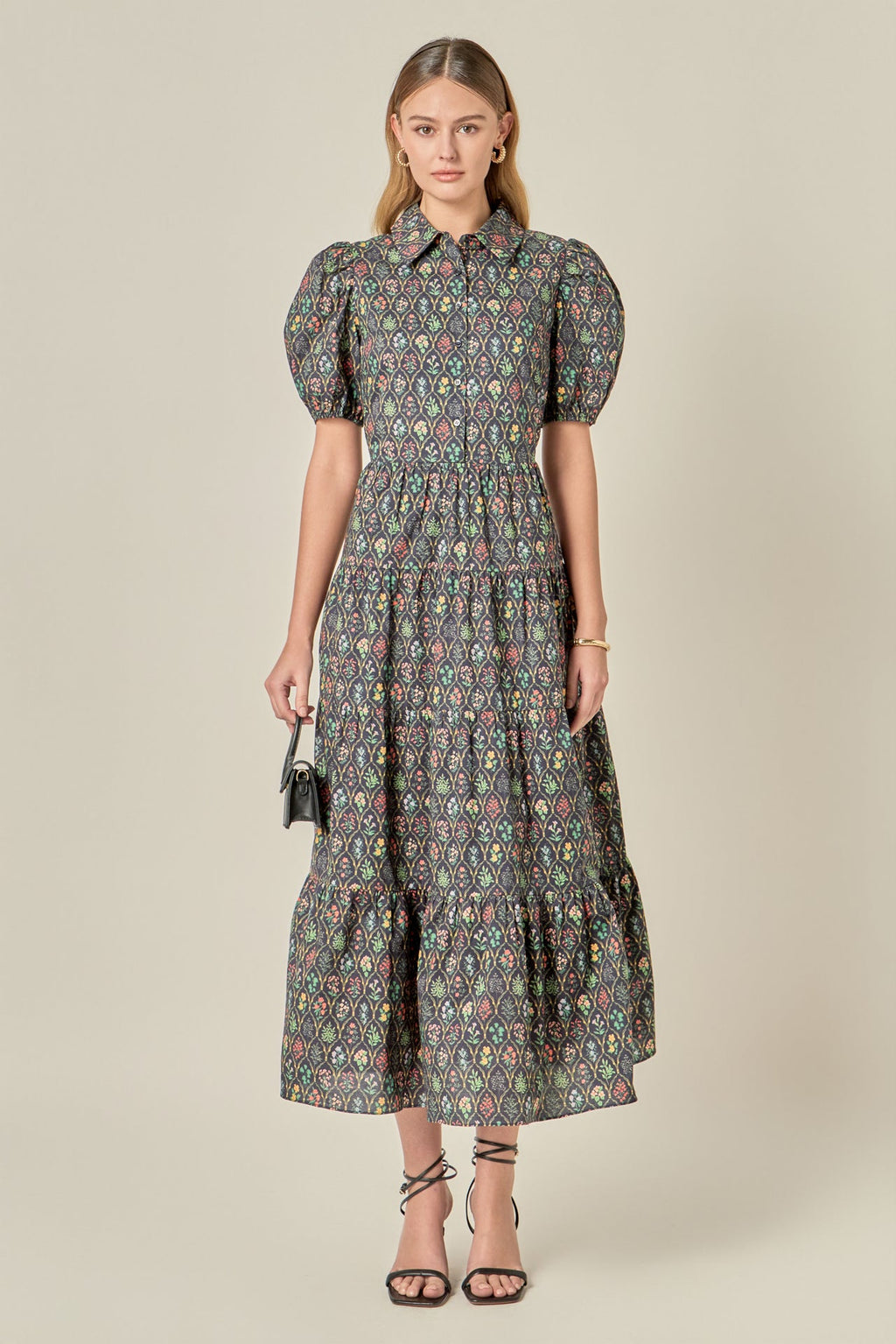 Geblümtes, kragenloses, kurzärmeliges, lockeres Maxikleid mit Knopfleiste