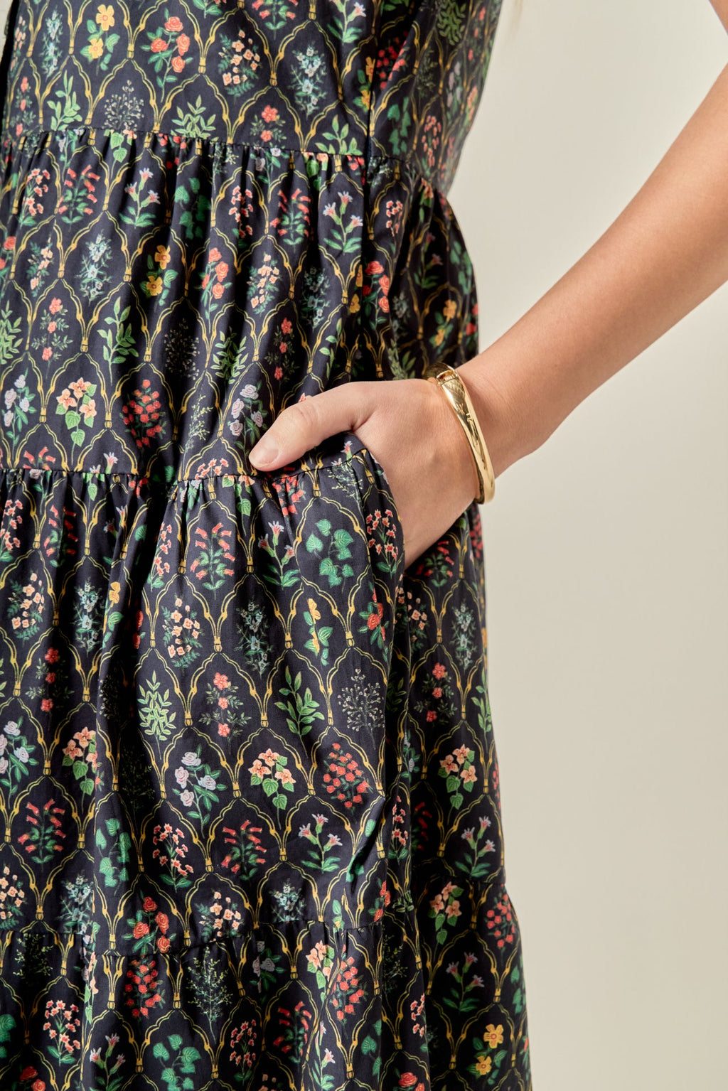 Geblümtes, kragenloses, kurzärmeliges, lockeres Maxikleid mit Knopfleiste