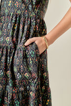 Geblümtes, kragenloses, kurzärmeliges, lockeres Maxikleid mit Knopfleiste