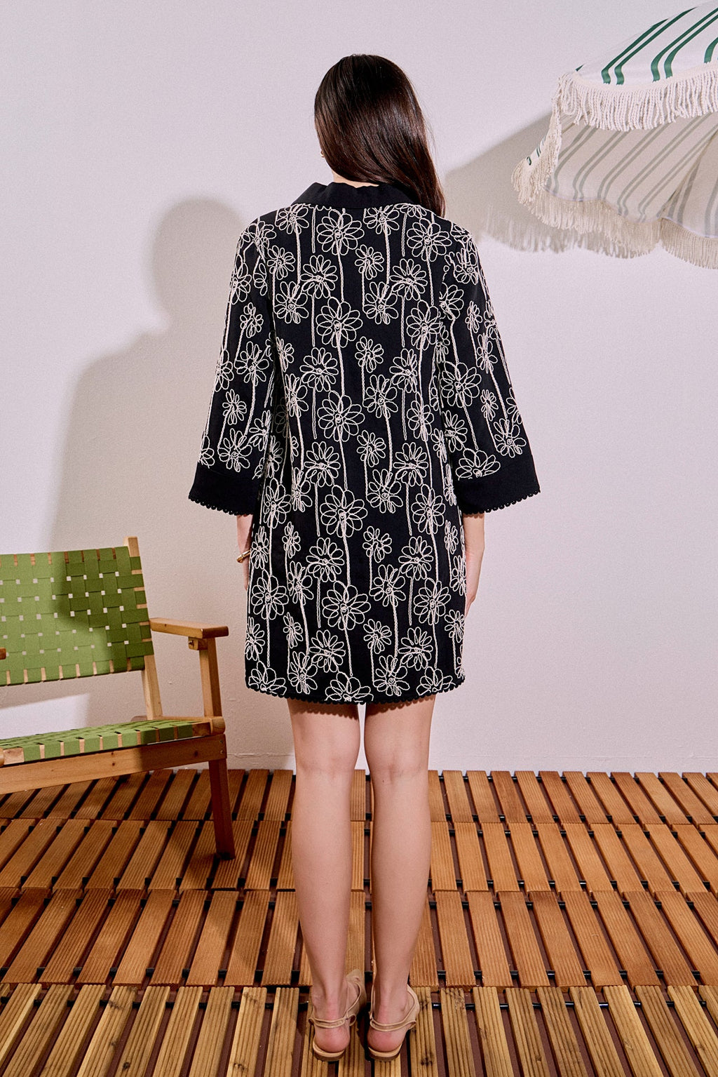 Blumenbesticktes V-Ausschnitt Glockenärmel Häkelborte Minikleid