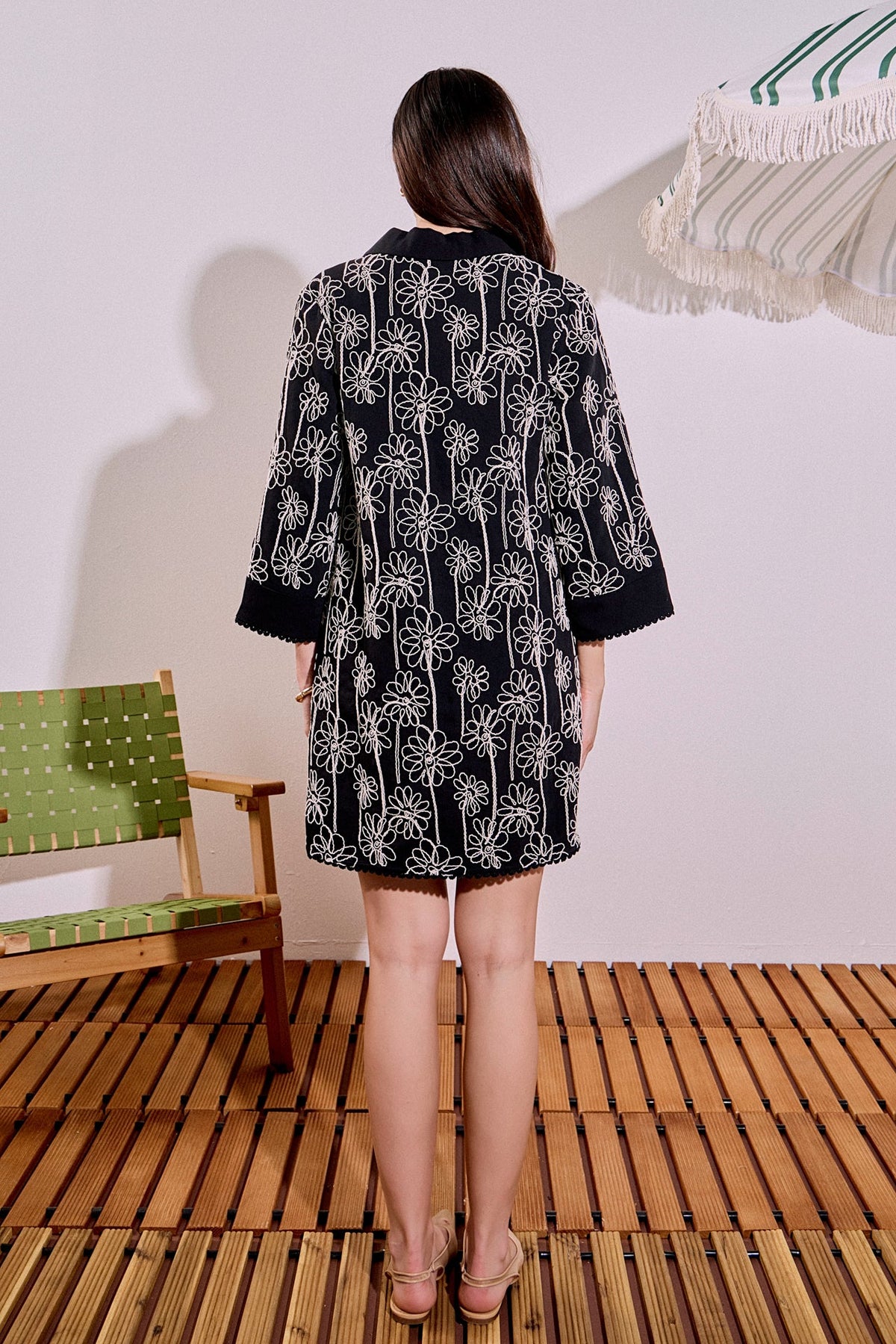 Blumenbesticktes V-Ausschnitt Glockenärmel Häkelborte Minikleid