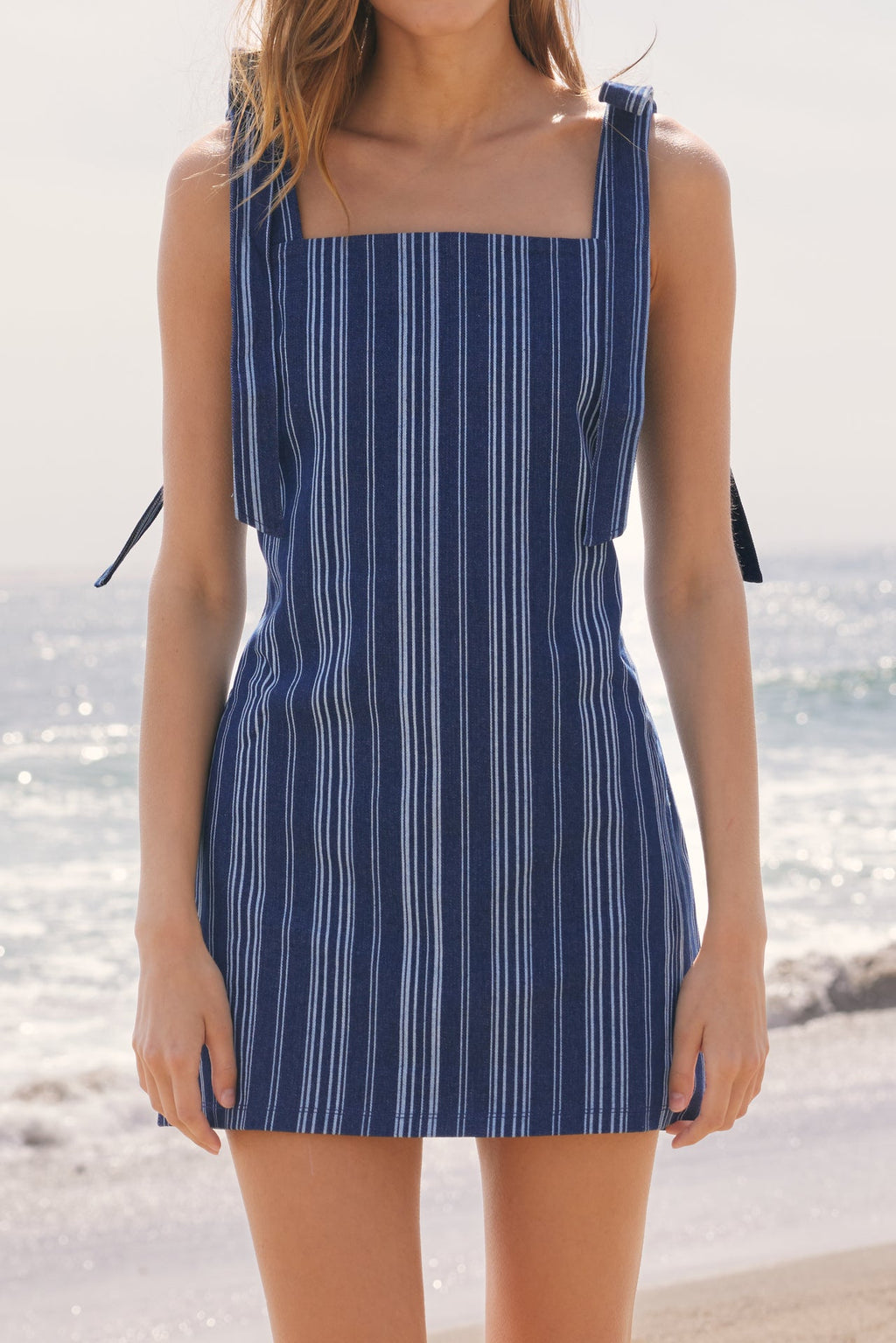 Ärmelloses Mini-Kleid aus Denim mit Schleifenschultern und Streifen