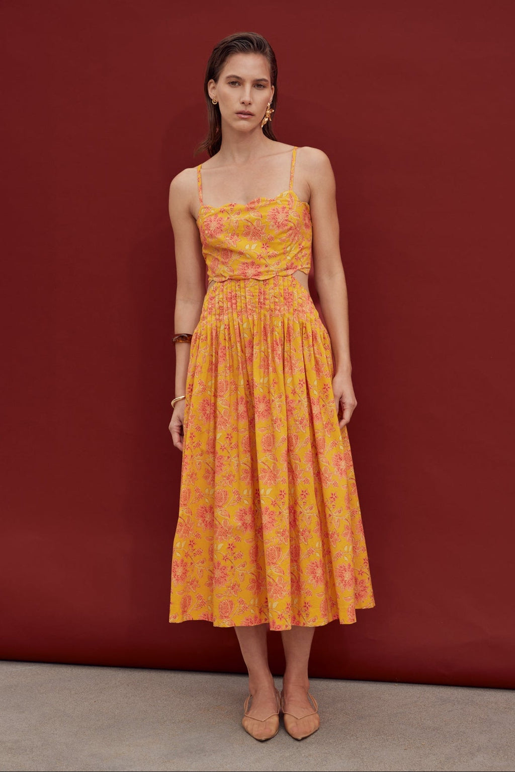 Geblümtes Midi-Kleid mit Muschelsaum, tailliertem Oberteil und gesmoktem Rücken