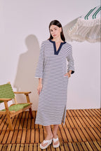 Gestreiftes V-Ausschnitt-Jersey-Midikleid mit Seitenschlitz