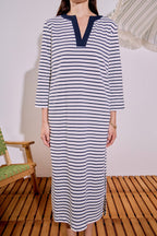 Gestreiftes V-Ausschnitt-Jersey-Midikleid mit Seitenschlitz