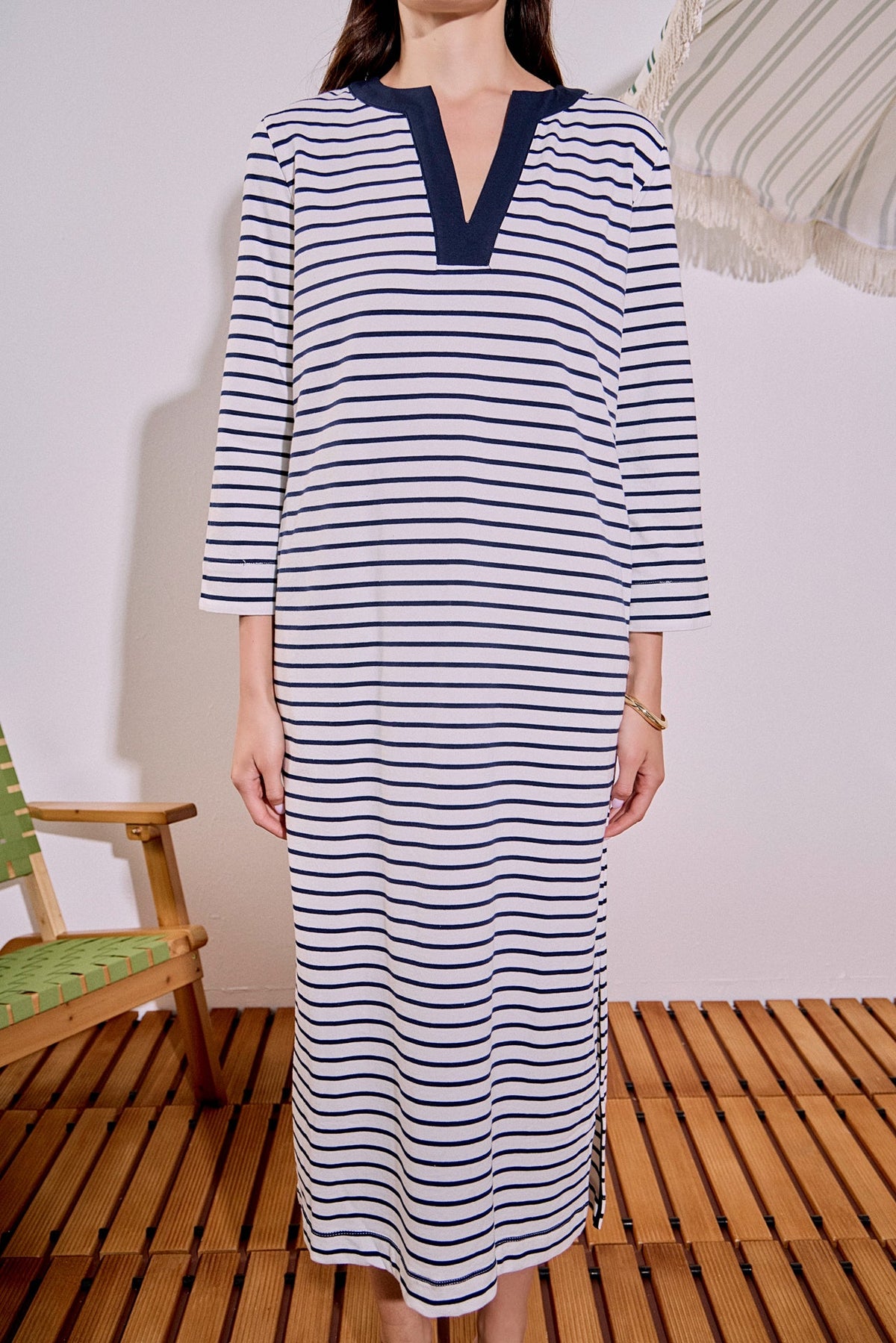 Gestreiftes V-Ausschnitt-Jersey-Midikleid mit Seitenschlitz