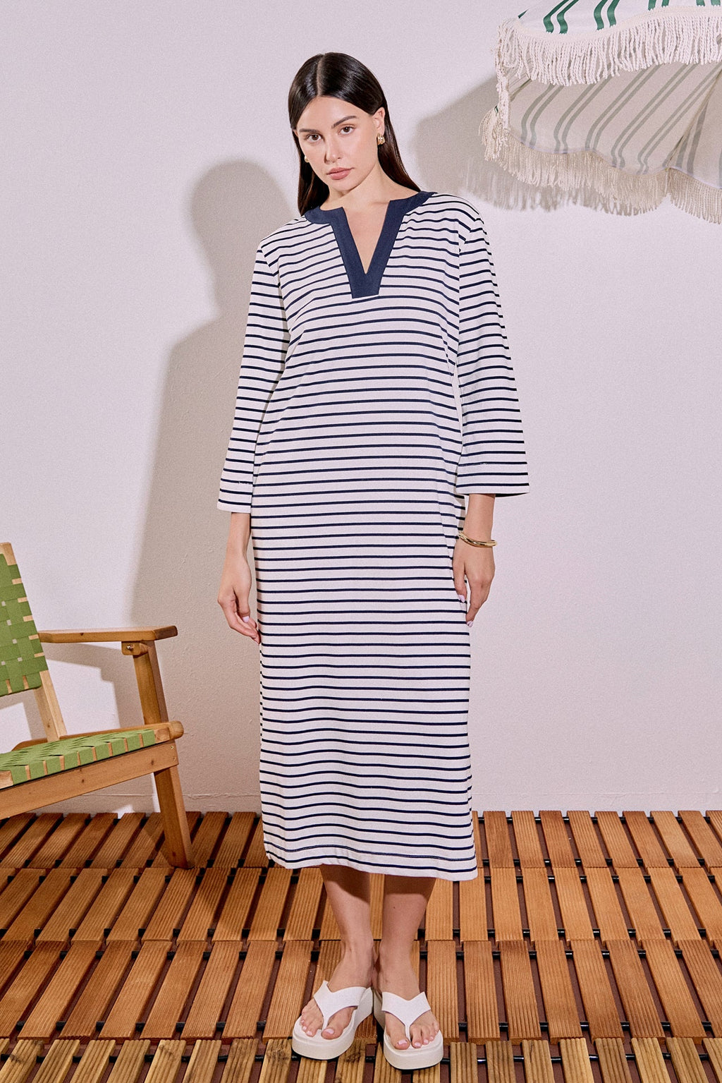 Gestreiftes V-Ausschnitt-Jersey-Midikleid mit Seitenschlitz