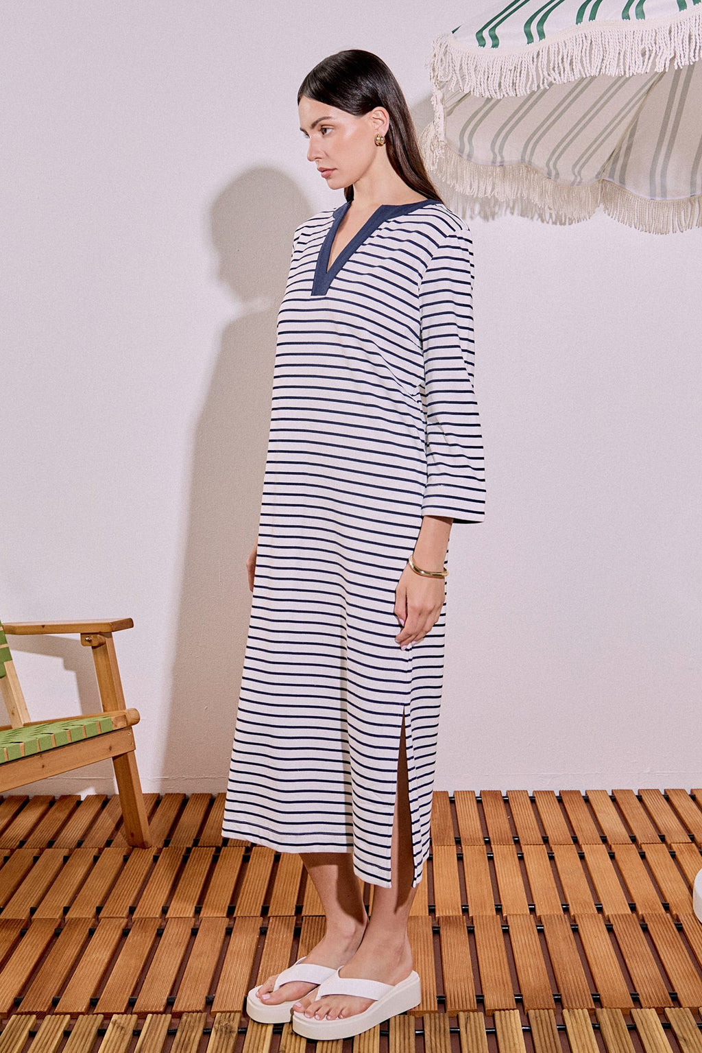 Gestreiftes V-Ausschnitt-Jersey-Midikleid mit Seitenschlitz