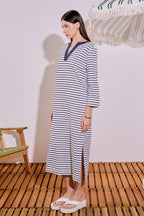 Gestreiftes V-Ausschnitt-Jersey-Midikleid mit Seitenschlitz