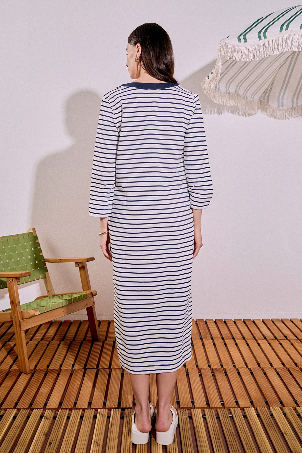 Gestreiftes V-Ausschnitt-Jersey-Midikleid mit Seitenschlitz