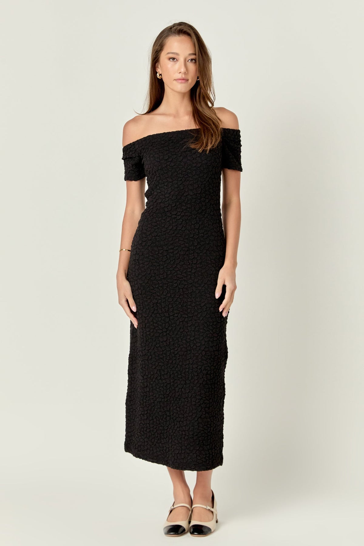 Ärmelloses Midikleid aus Bouclé-Strick mit Off-Shoulder und taillierter Passform