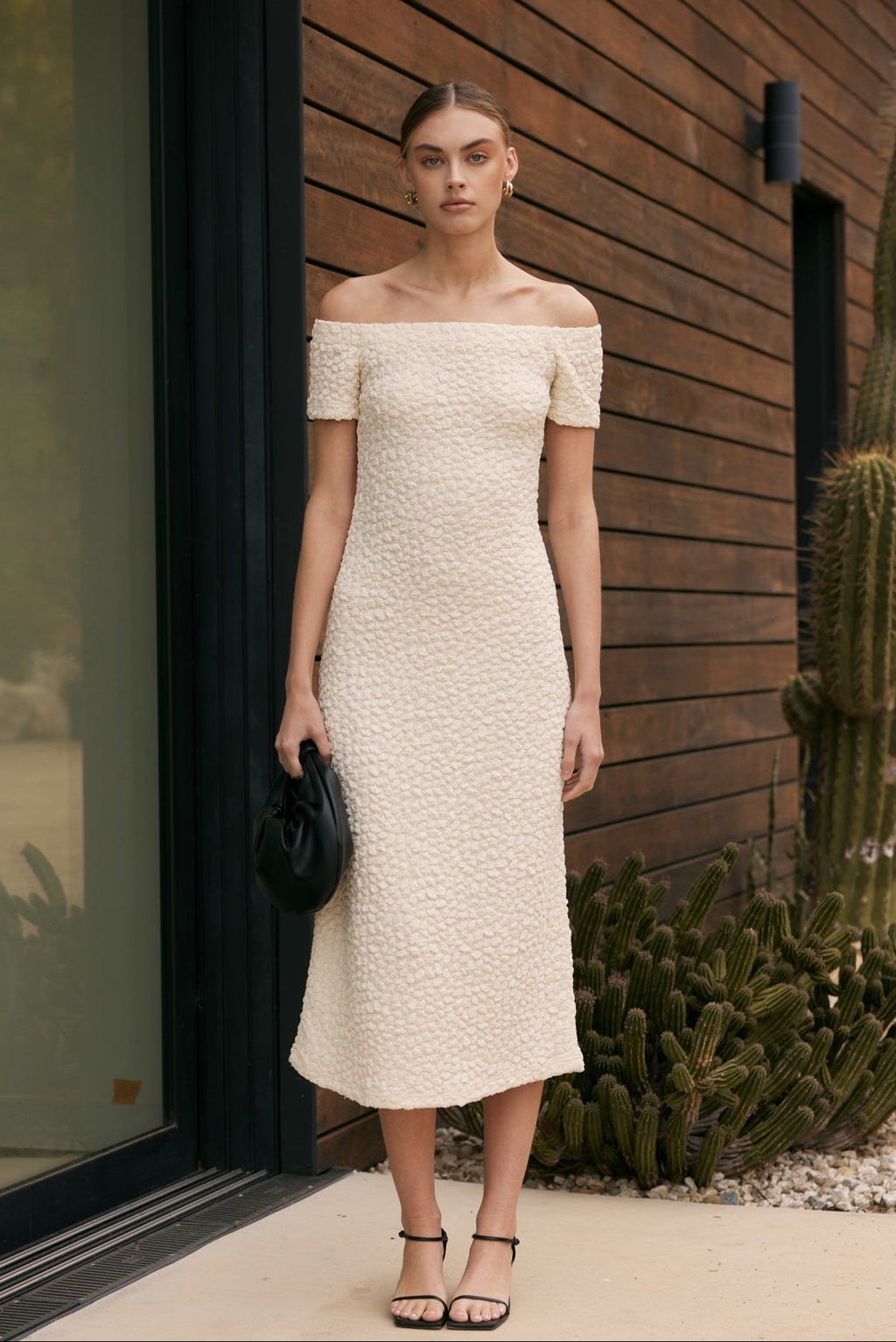 Ärmelloses Midikleid aus Bouclé-Strick mit Off-Shoulder und taillierter Passform