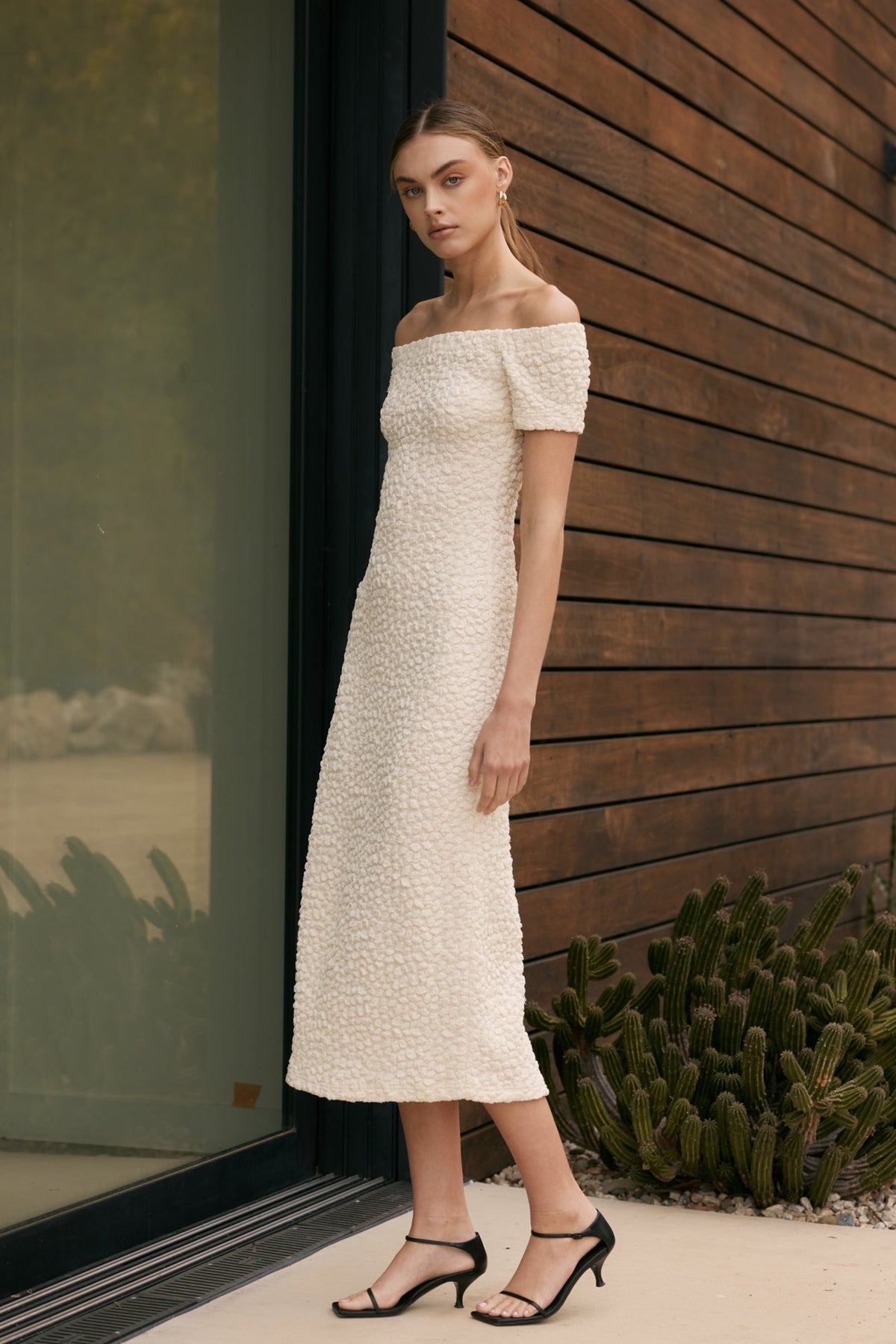 Ärmelloses Midikleid aus Bouclé-Strick mit Off-Shoulder und taillierter Passform