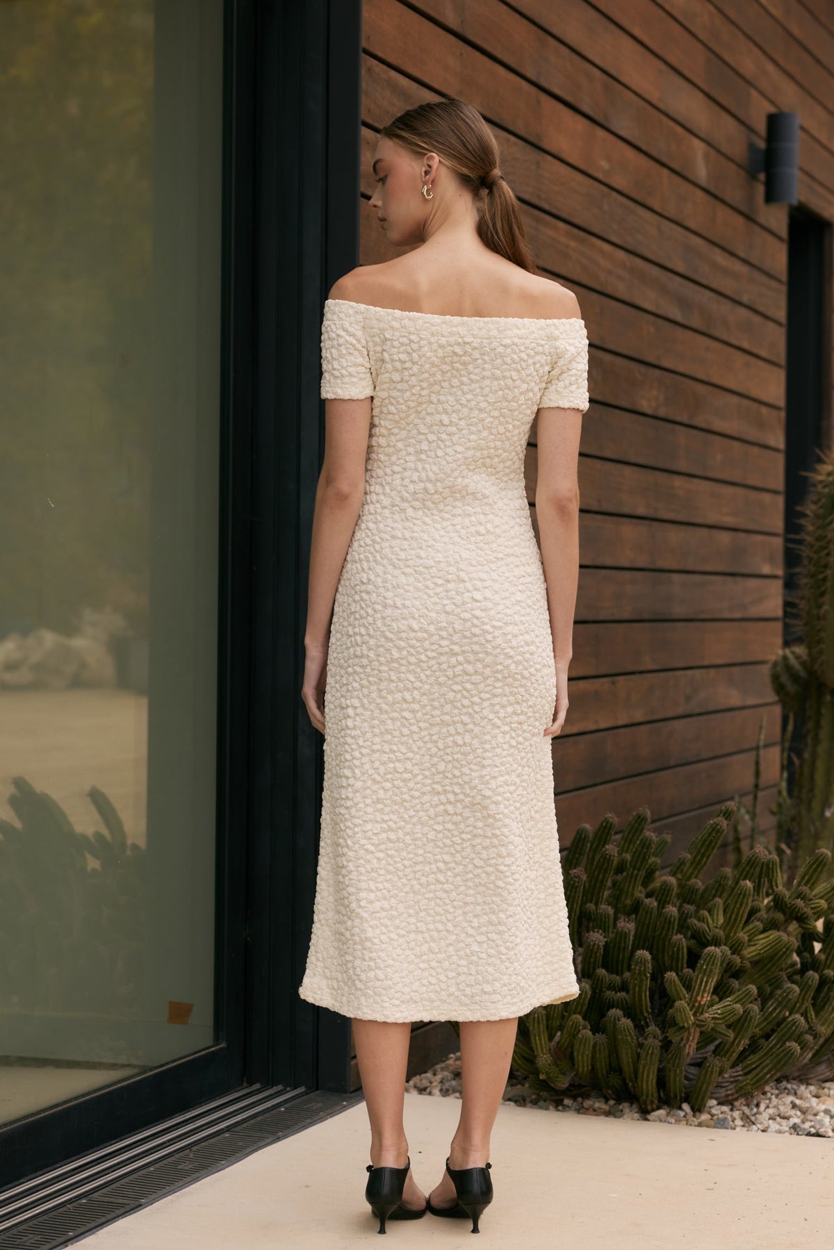 Ärmelloses Midikleid aus Bouclé-Strick mit Off-Shoulder und taillierter Passform