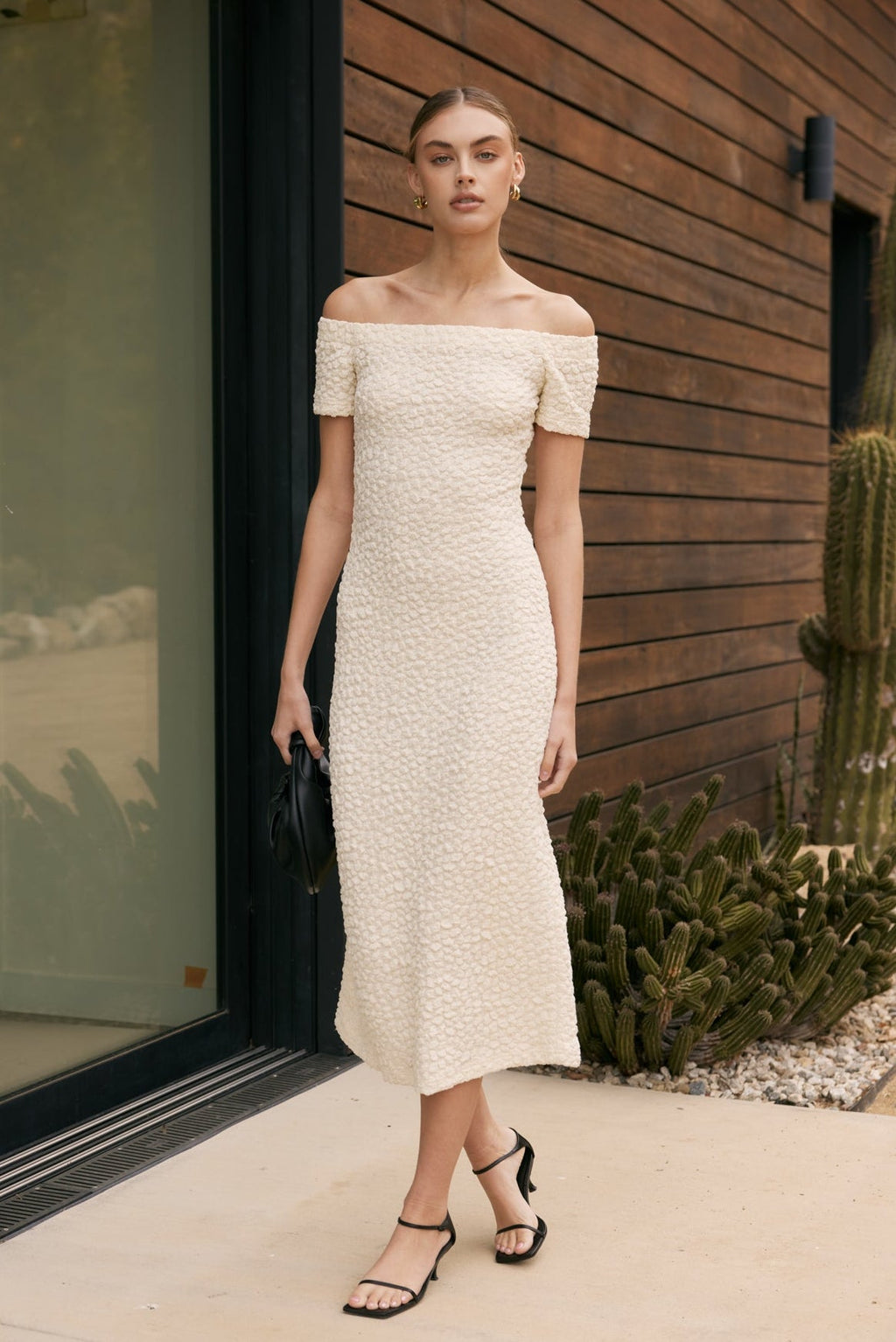 Ärmelloses Midikleid aus Bouclé-Strick mit Off-Shoulder und taillierter Passform
