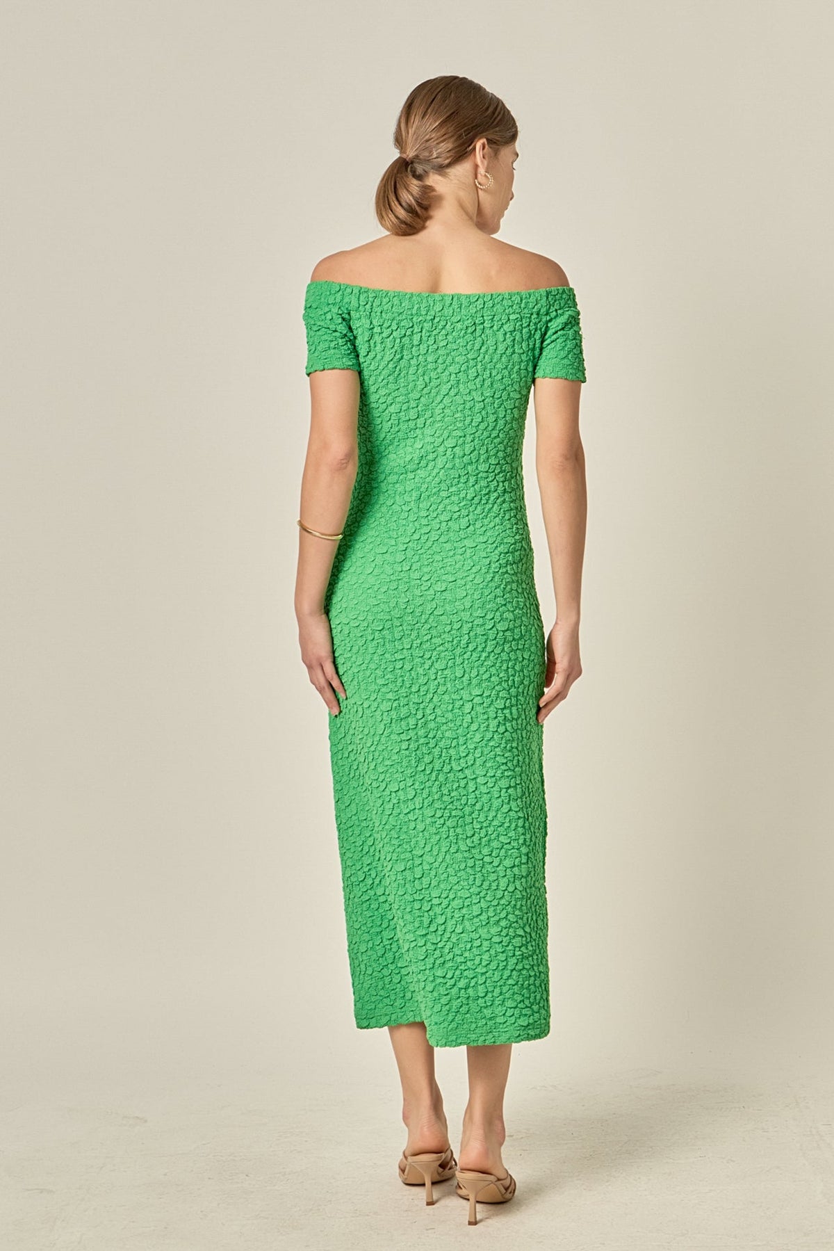 Ärmelloses Midikleid aus Bouclé-Strick mit Off-Shoulder und taillierter Passform
