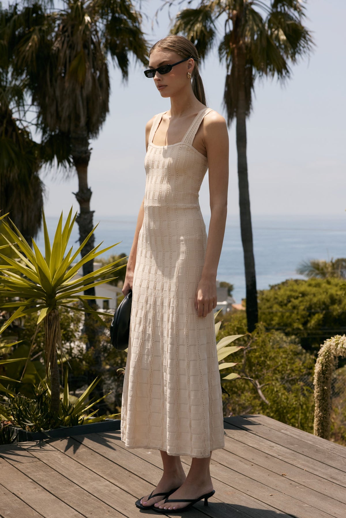 Ärmelloses Midi-Strickkleid aus Feinstrick mit Wellensaum